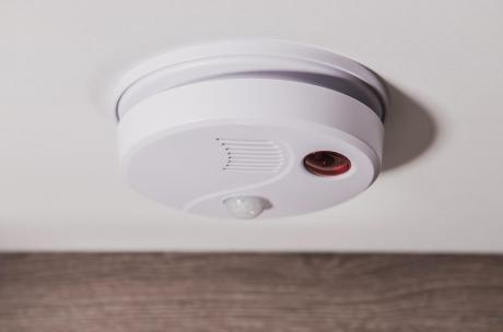 Carbon monoxide alarm for rooms heated by furnaces